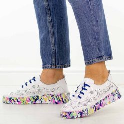 Białe ażurowe skórzane półbuty damskie S.Barski 5972. Białe półbuty damskie S.BARSKI, na lato, w ażurowe wzory, z jeansu, z okrągłym noskiem, bez obcasa, na płaskiej podeszwie, bez zapięcia. Za 219.00 zł.