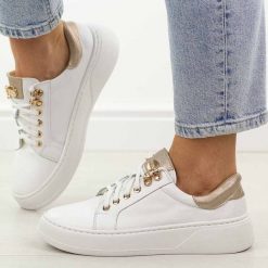 Białe skórzane sneakersy damskie Deoni D650A. Białe obuwie sportowe damskie Deoni, na jesień, z jeansu, bez zapięcia. Za 439.00 zł.