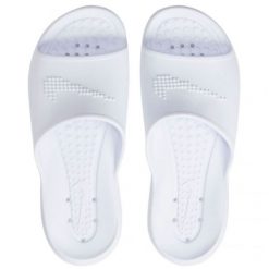 Klapki Nike Victori One Slide CZ7836 100 białe. Białe klapki damskie bez wzorów, z materiału, bez obcasa, bez zapięcia. Za 202.13 zł.