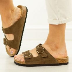 D. Brązowe skórzane klapki damskie Filippo Dk7061/26. Brązowe klapki damskie Filippo, bez wzorów, z jeansu, bez obcasa, bez zapięcia. Za 159.00 zł.