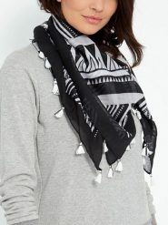 MENTHE À L'O Szal w kolorze czarnym - 140 x 140 cm rozmiar: onesize. Czarne szaliki damskie MENTHE À L'O, bez wzorów, z materiału. Za 135.49 zł.