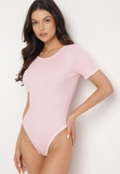 Różowe Body z Wiskozą Zdobione Lamówką i Wycięciem na Plecach Redissia. Czerwone body i gorsety Born2be, z aplikacjami, z jeansu. Za 79.99 zł.