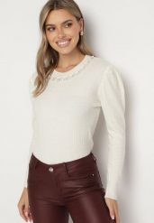 Biały Sweter Ozdobiony Perłami ze Ściągaczem Miannae. Białe swetry klasyczne damskie Born2be, z jeansu, bez kołnierzyka. Za 129.99 zł.