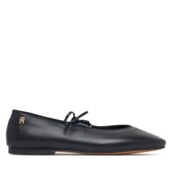 Baleriny Tommy Hilfiger. Czarne balerinki damskie Tommy Hilfiger, bez wzorów. Za 529.99 zł.