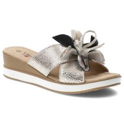 Klapki damskie S.Barski, cholewka ze skóry naturalnej z dekoracyjną kokardą na koturnie, złote, GR61-5989. Żółte klapki damskie S.BARSKI, bez wzorów, ze skóry, bez obcasa, na koturnie, bez zapięcia. Za 179.00 zł.