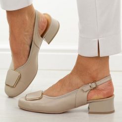 Beżowe skórzane Polskie czółenka damskie Góral 2102. Brązowe czółenka damskie Góral, z aplikacjami, z materiału, z okrągłym noskiem, bez obcasa, na obcasie. Za 419.00 zł.