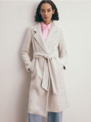 Płaszcz z wiązaniem - kremowy. Białe płaszcze damskie Reserved, l, bez wzorów, z tkaniny, bez kaptura. W wyprzedaży za 69.99 zł.