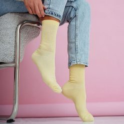 Zółte skarpetki damskie 1225. Żółte skarpetki damskie Milena, bez wzorów, z bawełny. Za 16.90 zł.