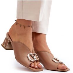 Eleganckie Klapki Damskie Na Obcasie Laura Messi 2771 Beżowe beżowy. Brązowe klapki damskie z aplikacjami, ze skóry, bez obcasa, na obcasie, bez zapięcia. Za 463.09 zł.