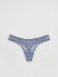 Siateczkowe majtki typu stringi - niebieski. Niebieskie stringi Reserved, bez wzorów. Za 19.99 zł.
