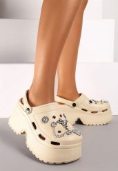 Ciemnobeżowe Wsuwane Klapki z Pianki na Platformie z Aplikacjami o Metalicznym Połysku Risettim. Brązowe klapki damskie Renee, z aplikacjami, bez obcasa, na platformie, bez zapięcia. Za 39.99 zł.