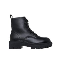 Buty traperki damskie Skechers. Trapery damskie Skechers, ze skóry, przed kolano, bez zapięcia. Za 289.00 zł.