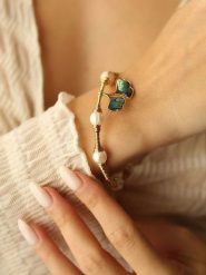 Pierres delicates Pozłacana bransoletka z masą perłową i perłami rozmiar: onesize. Białe bransoletki damskie Pierres delicates, pozłacane. Za 52.99 zł.