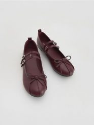 Eleganckie baleriny z kokardą - bordowy. Czerwone baleriny dziewczęce Reserved, bez wzorów, ze skóry, bez obcasa, bez zapięcia. Za 69.99 zł.