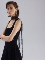 Wąski szal - czarny. Czarne szaliki damskie Reserved, bez wzorów. Za 39.99 zł.