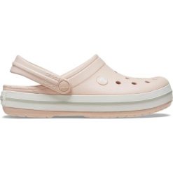 Klapki damskie na basen Crocs CROCBAND. Białe klapki damskie Crocs, bez wzorów, bez obcasa, bez zapięcia. W wyprzedaży za 173.22 zł.