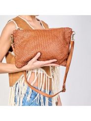 Amara Skórzana kopertówka "Violet" w kolorze jasnobrązowym - 35 x 25 x 2 cm rozmiar: onesize. Brązowe torebki wieczorowe damskie Amara, bez wzorów, z materiału, przez ramię, bez dodatków. Za 290.95 zł.