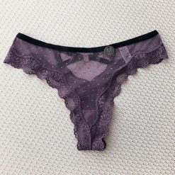 Stringi koronkowe z ozdobnymi paskami na specjalne okazje Aliana. Czerwone stringi Intica, bez wzorów, z koronki. Za 69.00 zł.