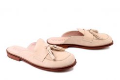 WONDERS A-4610 beig, klapki damskie. Brązowe klapki damskie Wonders, bez wzorów, bez obcasa, bez zapięcia. Za 639.90 zł.