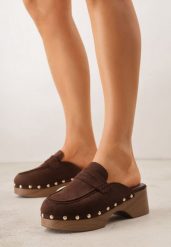 Brązowe Klapki Drewniaki w Stylu Mokasynów z Nitami Hanaria. Brązowe klapki damskie Born2be, z aplikacjami, z jeansu, bez obcasa, na obcasie, bez zapięcia. Za 99.99 zł.