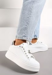 Biało-Srebrne Sneakersy na Grubej Podeszwie przed Kostkę z Metalowymi Zawieszkami Ozdobionymi Cyrkoniami Nasulla. Białe obuwie sportowe damskie Born2be, przed kostkę, bez zapięcia. Za 99.99 zł.