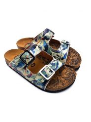 Calceo Klapki w kolorze niebieskim ze wzorem rozmiar: 38. Niebieskie klapki damskie Calceo, bez wzorów, z materiału, z otwartym noskiem, bez obcasa, bez zapięcia. Za 130.99 zł.