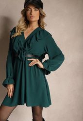 Ciemnozielona Kopertowa Sukienka z Żabotem Ozdobiona Falbankami Melosia. Zielone sukienki damskie Renee, bez wzorów, eleganckie, bez ramiączek. W wyprzedaży za 55.99 zł.