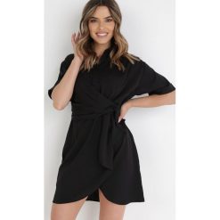 Czarna Sukienka Menelous. Czarne sukienki damskie Born2be, bez wzorów, eleganckie, bez ramiączek. Za 199.99 zł.