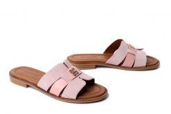 Artiker Relaks 58C2133 powder, klapki damskie. Czerwone klapki damskie Artiker Relaks, bez wzorów, ze skóry, bez obcasa, bez zapięcia. Za 194.90 zł.