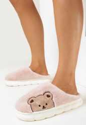 Różowe Kapcie na Platformie z Naszywką w Kształcie Misia Semisse. Czerwone kapcie damskie Born2be. Za 34.99 zł.