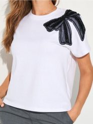 Bawełniana koszulka z ozdobną kokardą - kremowy. Białe koszulki damskie Sinsay, l, bez wzorów, z bawełny, bez kołnierzyka, bez ramiączek. Za 39.99 zł.