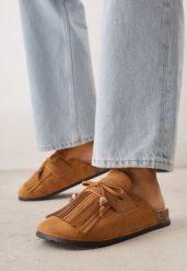 Jasnobrązowe Płaskie Klapki Mule Zdobione Frędzlami i Kokardką z Koralikami Petlame. Brązowe klapki damskie Born2be, z aplikacjami, z jeansu, bez obcasa, na płaskiej podeszwie, bez zapięcia. Za 79.99 zł.