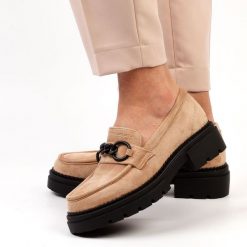 Beżowe zamszowe loafersy na traperze, mokasyny damskie z łańcuchem La. Brązowe mokasyny damskie La.Fi, z zamszu, bez obcasa. Za 189.00 zł.