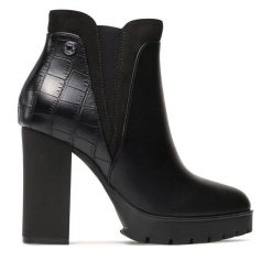 Botki Refresh. Czarne botki damskie Refresh, bez obcasa, na słupku, bez zapięcia. Za 249.99 zł.