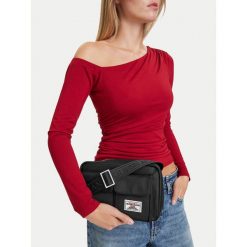 Torebka Guess Jeans. Czarne listonoszki damskie Guess Jeans, z aplikacjami, z jeansu, bez dodatków. Za 179.99 zł.