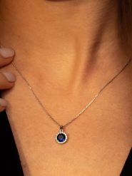 L instant d Or Złoty naszyjnik "Bleu merveilleux" z zawieszką - dł. 43 cm rozmiar: onesize. Szare naszyjniki damskie L instant d Or, z cyrkonią, złote. Za 372.45 zł.