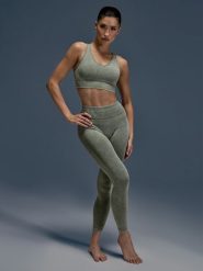 4F Legginsy do jogi i pilatesu bezszwowe damskie - zielone XS/S. Zielone legginsy sportowe damskie 4F, l, bez wzorów, z materiału, z podwyższonym stanem, na jogę i pilates. Za 149.99 zł.