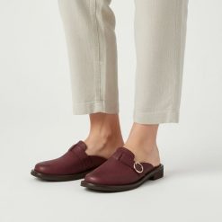 Klapki damskie Armodo, skórzana cholewka naturalna wsuwana konstrukcja z subtelną klamrą odkryta pięta niski stabilny obcas wygodne codzienne wykończ. Fioletowe klapki damskie Armodo, bez wzorów, bez obcasa, na obcasie, bez zapięcia. Za 359.00 zł.