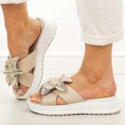 Beżowe skórzane klapki damskie Cambell 40355. Brązowe klapki damskie Cambell, z aplikacjami, z jeansu, bez obcasa, na koturnie, bez zapięcia. Za 199.00 zł.