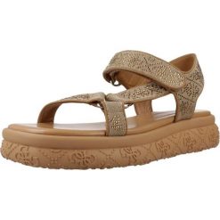 Sandały GUESS FLJLD2 FAL03 Brązowy. Brązowe sandały damskie Guess, z aplikacjami, z syntetyku, bez obcasa, bez zapięcia. Za 540.99 zł.
