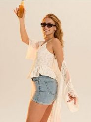 Szorty jeansowe super high waist z ozdobnym łańcuszkiem - niebieski. Niebieskie spodenki sportowe damskie Sinsay, l, bez wzorów, z jeansu, z podwyższonym stanem. W wyprzedaży za 22.99 zł.