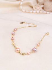 L'Atelier de Gaia Pozłacana bransoletka z perłami rozmiar: onesize. Różowe bransoletki damskie L'Atelier de Gaia, pozłacane. Za 104.64 zł.