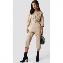 NA-KD Front Pockets Belted Jumpsuit - Beige. Brązowe kombinezony damskie NA-KD, w paski, klasyczne, z klasycznym kołnierzykiem. Za 222.95 zł.