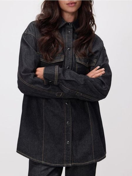 Jeansowa koszula oversize - szary. Szare koszule damskie Reserved, l, bez wzorów, z denimu, bez kołnierzyka, bez ramiączek. W wyprzedaży za 59.99 zł.