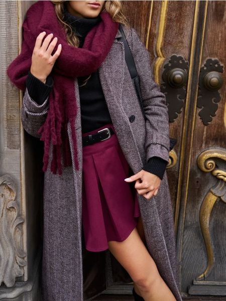 Szalik z frędzlami - bordowy. Czerwone szaliki damskie Sinsay, bez wzorów. Za 35.99 zł.