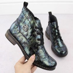 Botki damskie lakierowane kroko zielone Rieker 71205-90. Zielone botki damskie Rieker, z lakierowanej skóry, bez obcasa, bez zapięcia. Za 349.00 zł.