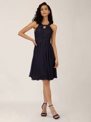 APART Sukienka w kolorze granatowym rozmiar: 38. Niebieskie sukienki damskie Apart, bez wzorów, z koronki, bez ramiączek. Za 177.32 zł.