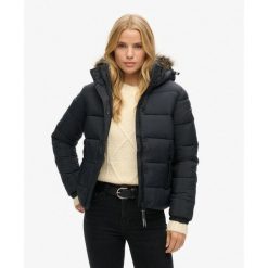 Krótka kurtka z kapturem z futerka sztucznego SUPERDRY. Czarne kurtki damskie Superdry, bez wzorów, z kapturem. Za 632.35 zł.