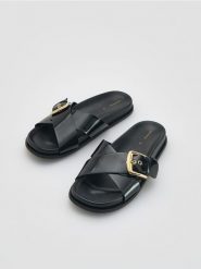 Klapki z klamrą - czarny. Czarne klapki damskie Reserved, bez wzorów, z materiału, bez obcasa, bez zapięcia. Za 119.99 zł.