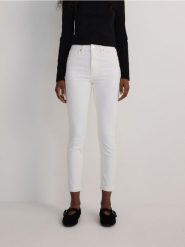 Jeansy slim fit mid rise - biały. Białe jeansy damskie Reserved. W wyprzedaży za 79.99 zł.